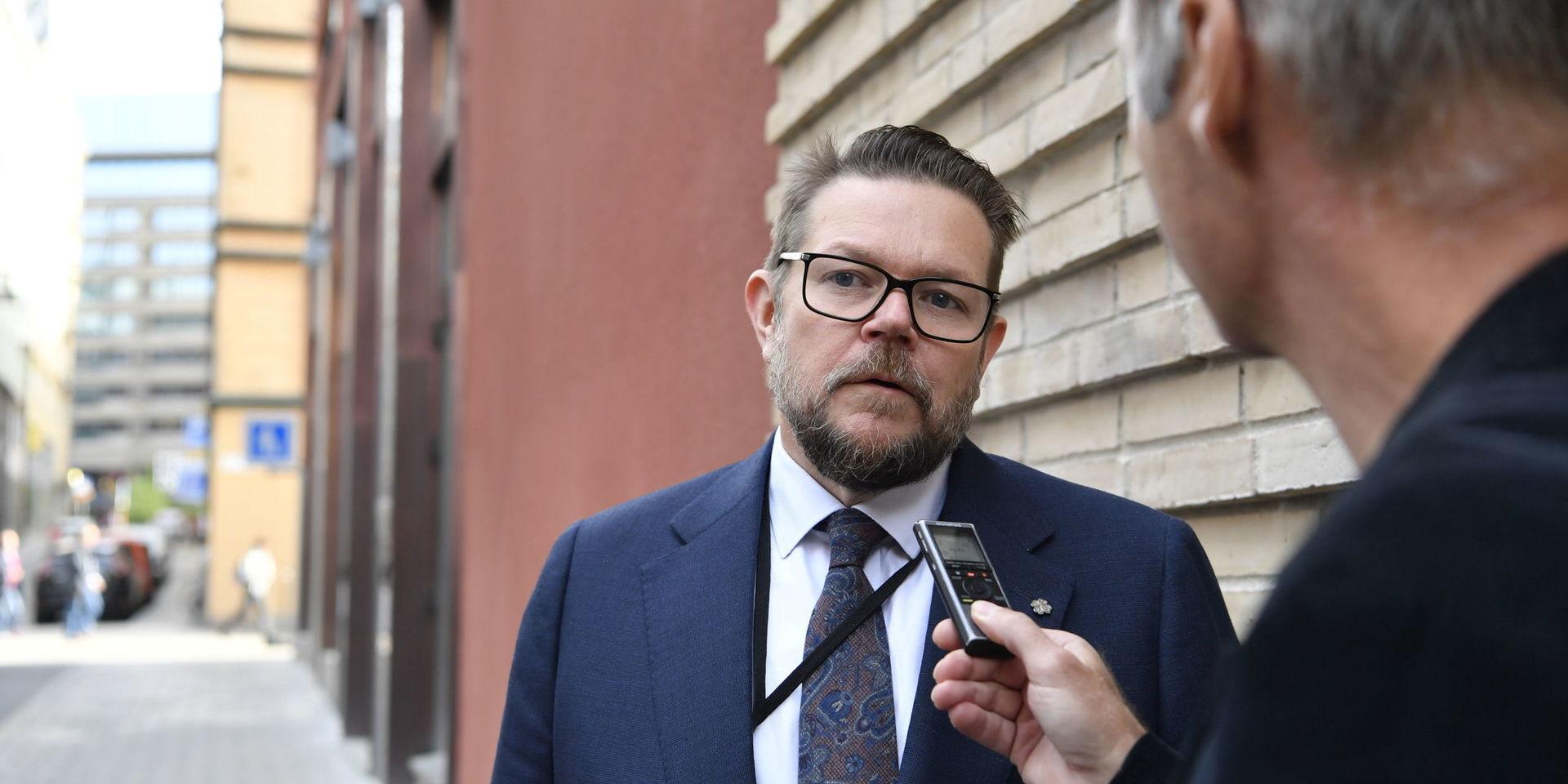 Centerpartiets rättspolitiske talesperson Johan Hedin anländer till samtalen om hur gängvåldet ska kunna stoppas på Justitiedepartementet i Stockholm.