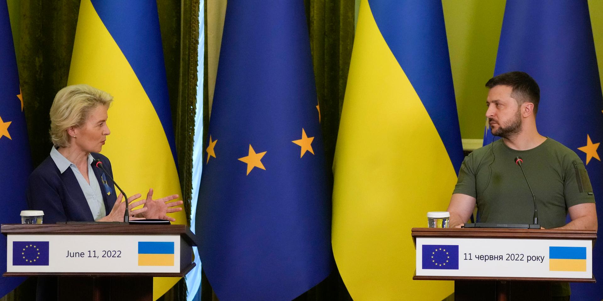 EU-kommissionens ordförande Ursula von der Leyen på presskonferens med Ukrainas president Volodymyr Zelenskyj i Kiev nyligen. Ukraina hoppas i dag få status som kandidat för EU-medlemskap. Arkivbild.