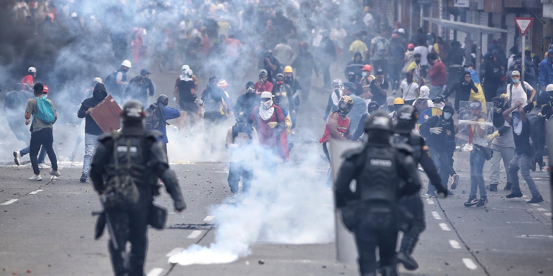 Polis och demonstranter drabbar samman i Cali i Colombia.