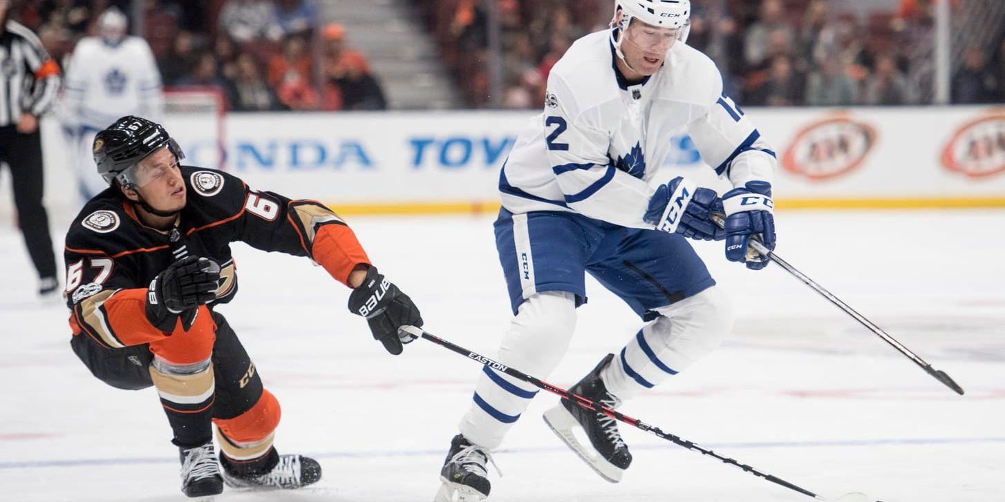 Toronto Maple Leafs Patrick Marleau i kamp med Anaheim Ducks Rickard Rakell.