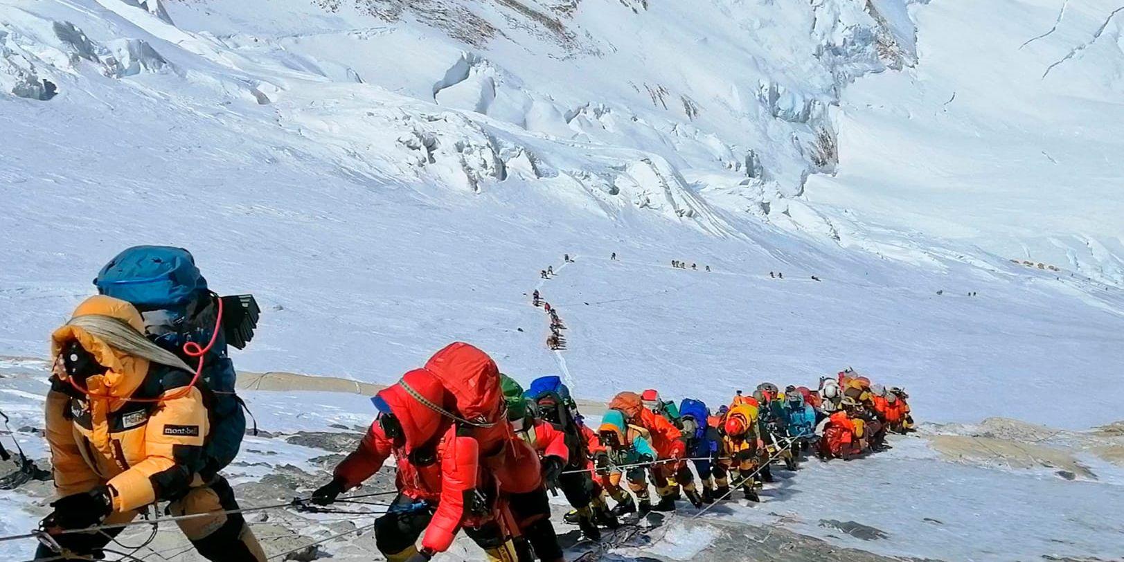 Bergsklättrare på väg uppför Mount Everest. Årets säsong har varit dödlig på världens högsta berg. Arkivbild.