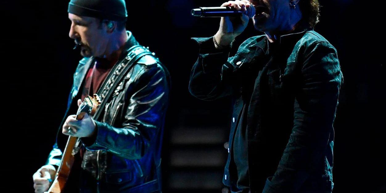 The Edge och Bono som vi är vana att se dem, på scenen. Bilden är från en U2-konsert i Milano i höstas.