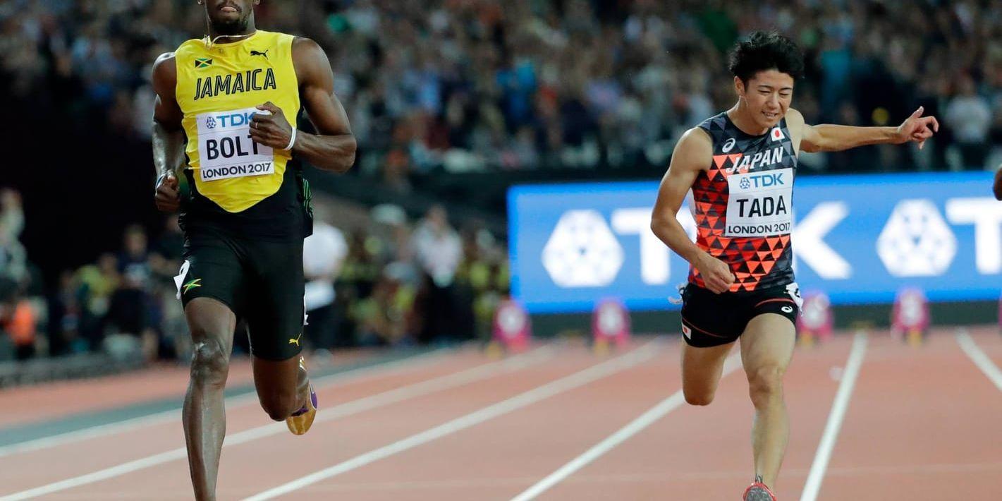 Usain Bolt passerar mållinjen som vinnare i sitt första VM-lopp i London 2017.