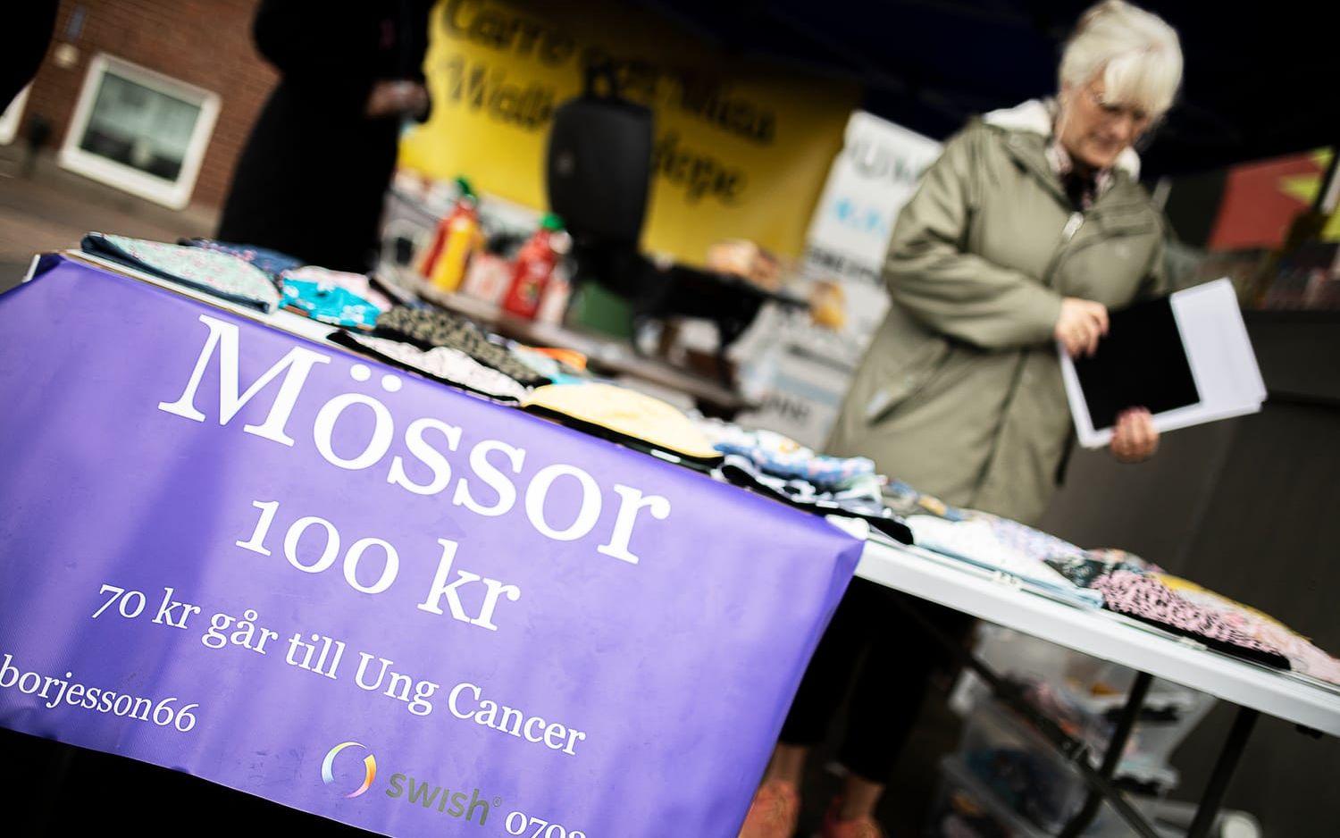 Mia Börjessons mössor går åt snabbt. Nyligen skänkte hon efter försäljningen 400 000 kronor till Ung cancer.