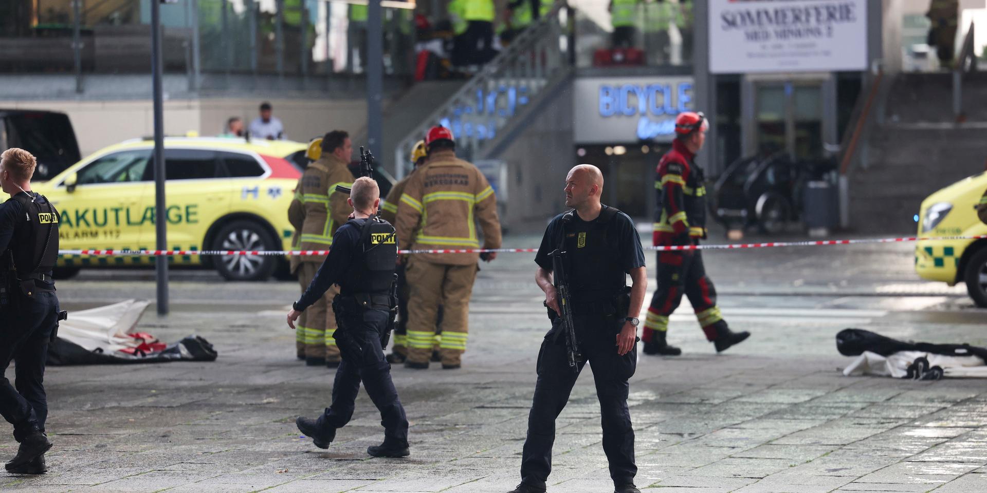 Polis och räddningsfordon i närheten av det köpcentrum där flera personer sköts ihjäl på söndagskvällen vid en skottlossning på ett köpcentrum i Köpenhamn.