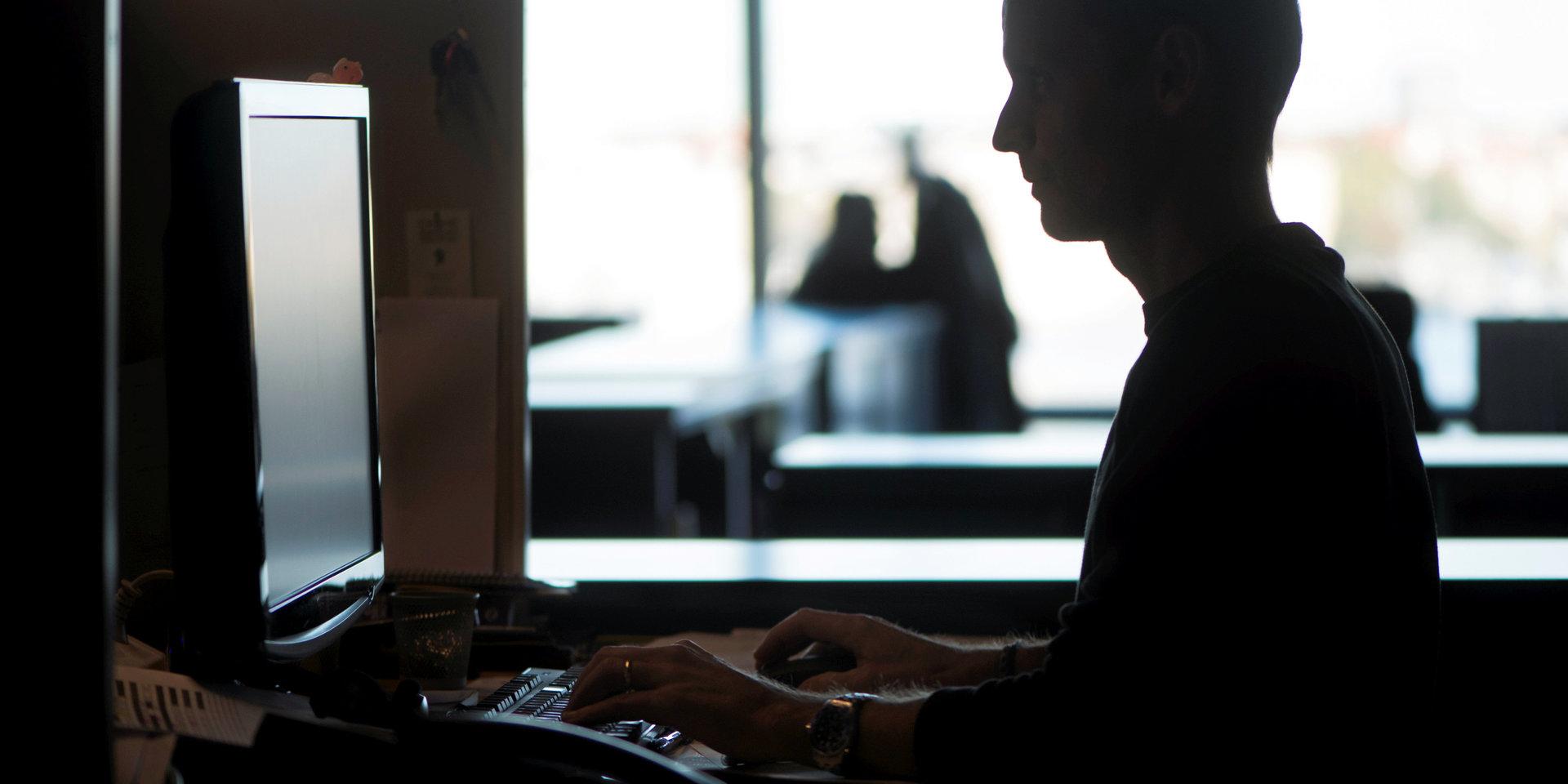 STOCKHOLM 20131003PŒ kontoret. En man jobbar vid sin dator pŒ sin arbetsplats. Foto: Fredrik Sandberg / TT / Kod 10180