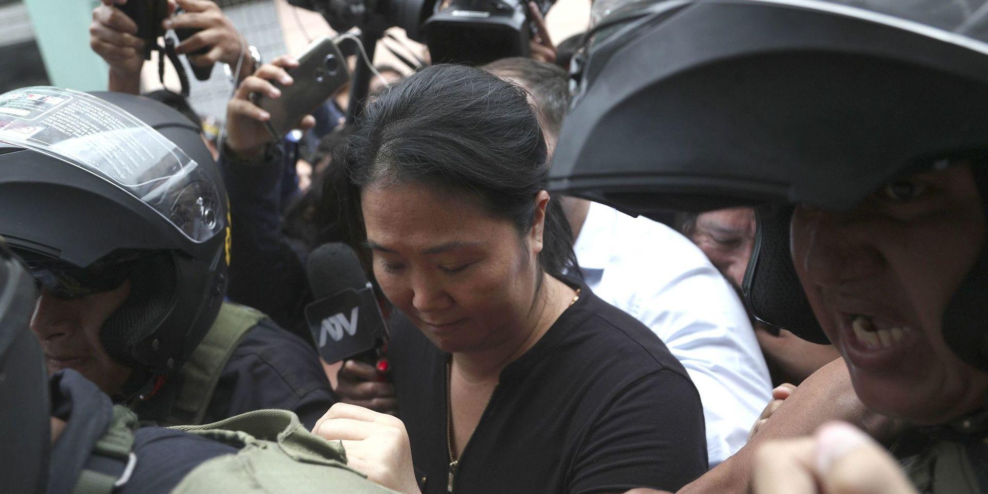 Keiko Fujimori, dotter till tidigare presidenten Alberto Fujimori, eskorteras till domstolsbyggnaden. 