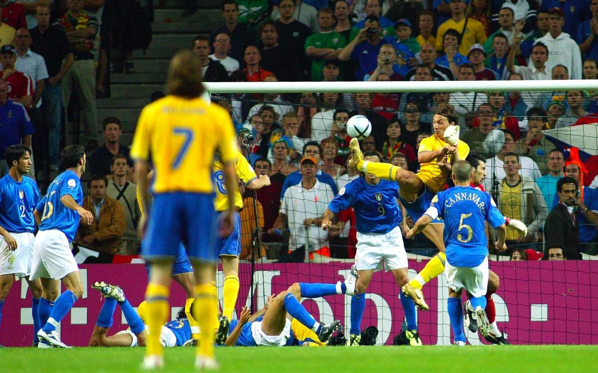 Zlatan har dock flera minnesvärda stunder i landslaget. Inte minst klacksparken mot Italien 2004. 