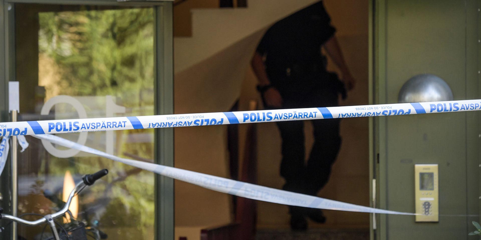 Två män, 23 och 30 år gamla, åtalas för att ha skjutit en 18-årig kvinna till döds i en lägenhet i Vällingby i augusti förra året. Arkivbild. 
