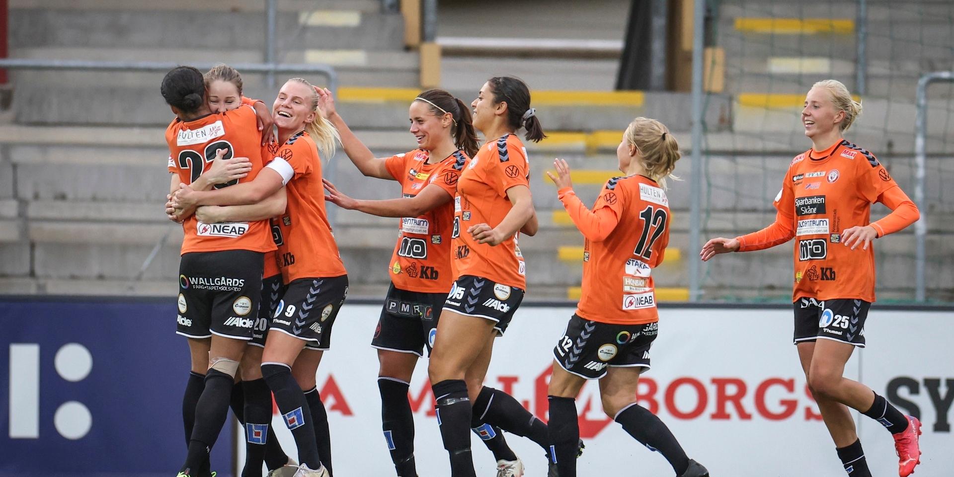 Kristianstads Mia Carlsson (tvåa från vänster) jublar med lagkamraterna efter att ha kvitterat till 1–1 borta mot Rosengård.