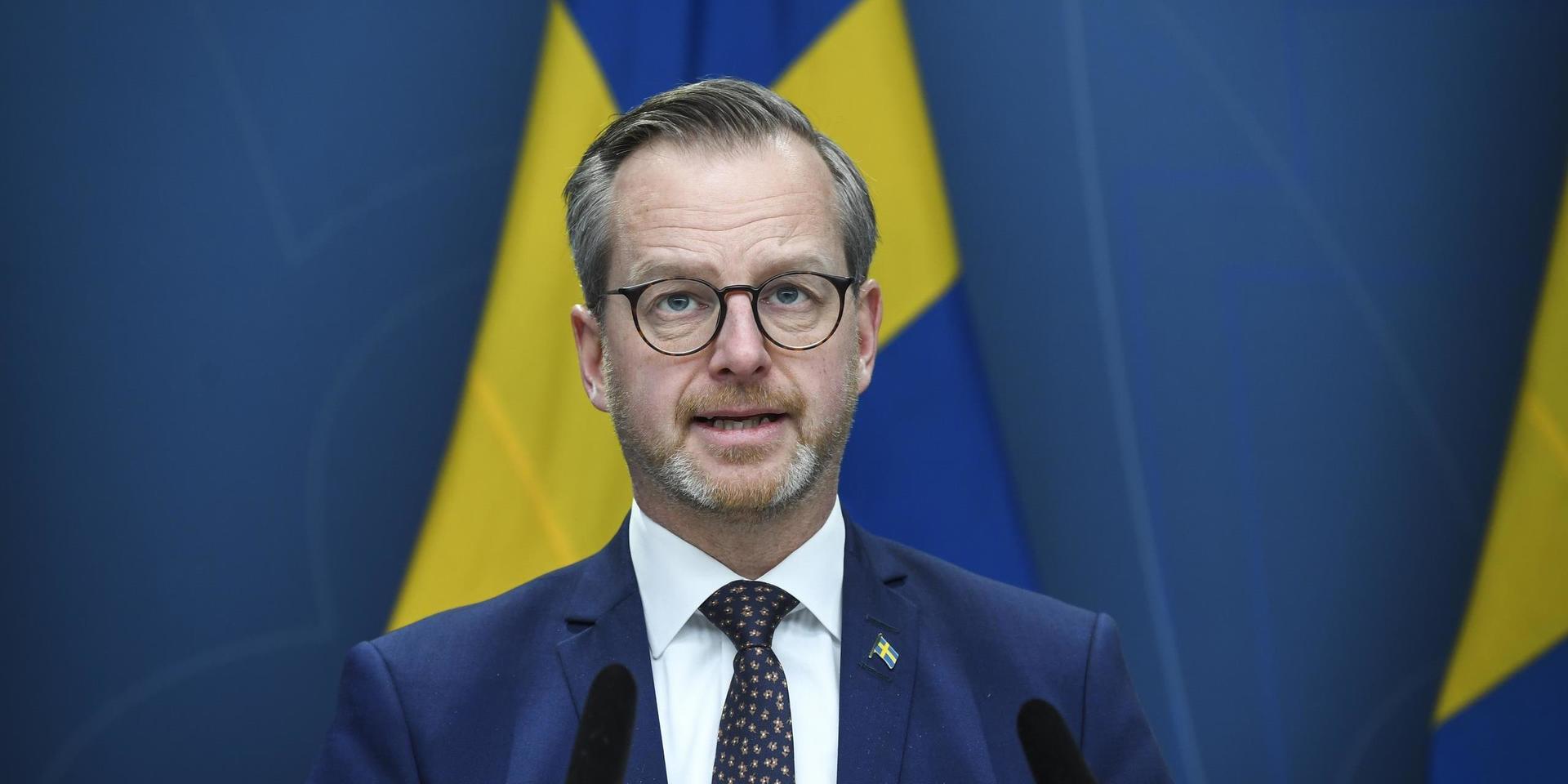 Inrikesminister Mikael Damberg (S) meddelar att regeringen stoppar inresor från Norge.