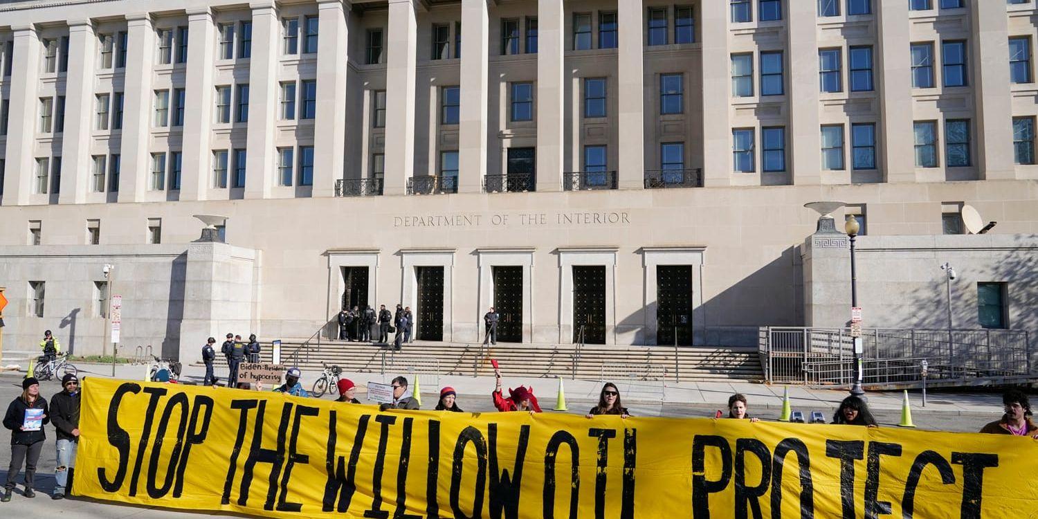 Protest i Washington DC efter att Joe Biden godkänt oljesatsningen Willow i Alaska tidigare i år. Projektet beskrivs som det största i området på decennier och utsläppen beräknas motsvara två miljoner nya avgasbilar. Arkivbild.