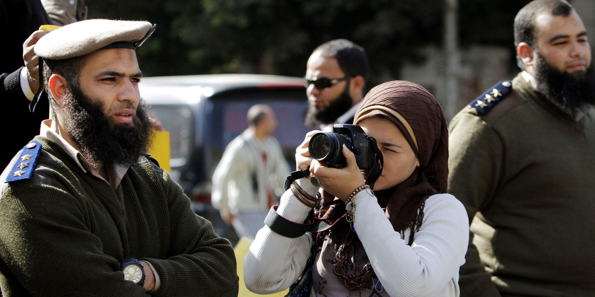 Mars 2013. en journalist fotar en egyptisk salafi-muslim, under en stödprotest där man visar support för skäggiga poliser, Kairo, Egypten.