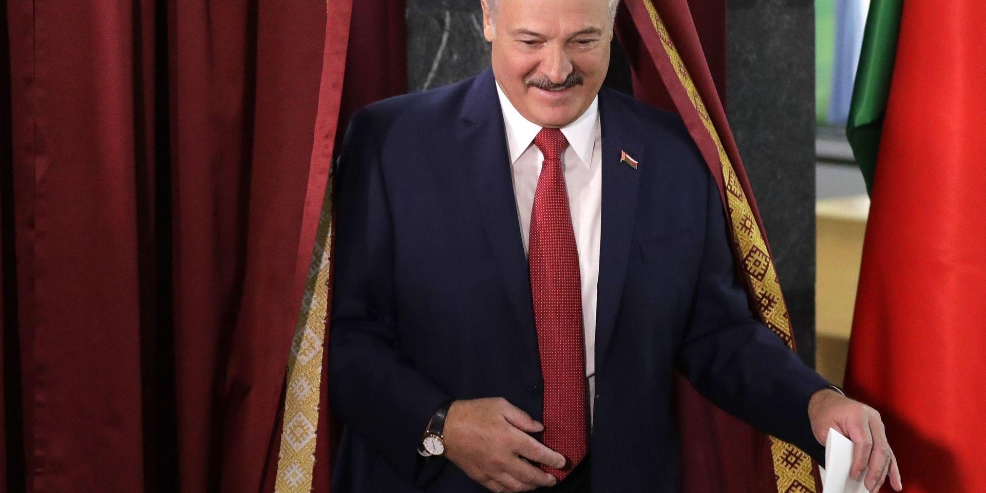 Vitrysslands president Aleksandr Lukasjenko lägger sin röst i parlamentsvalet på söndagen.