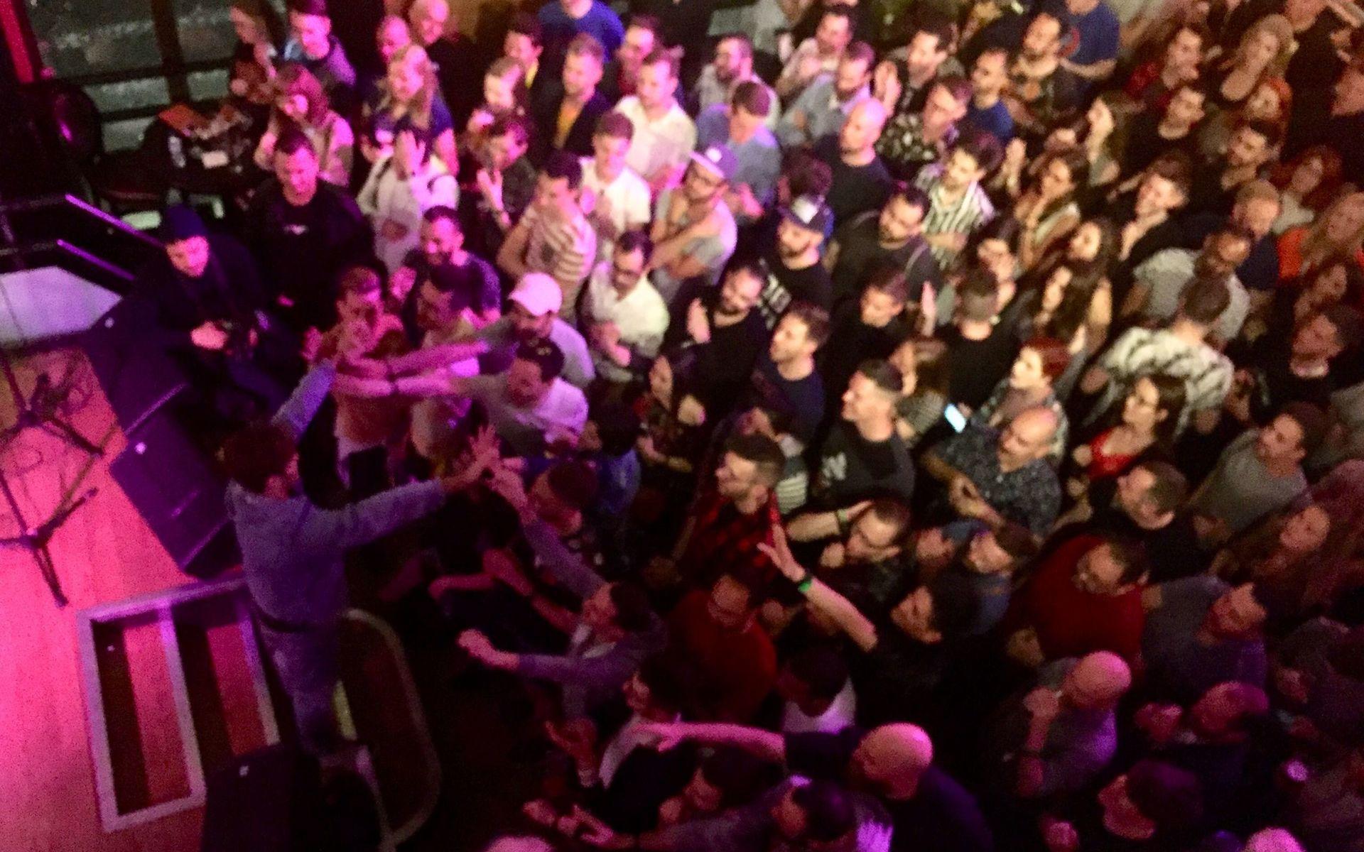 Benjamin Ingrosso på scen på Hard rock café i centrala Lissabon.