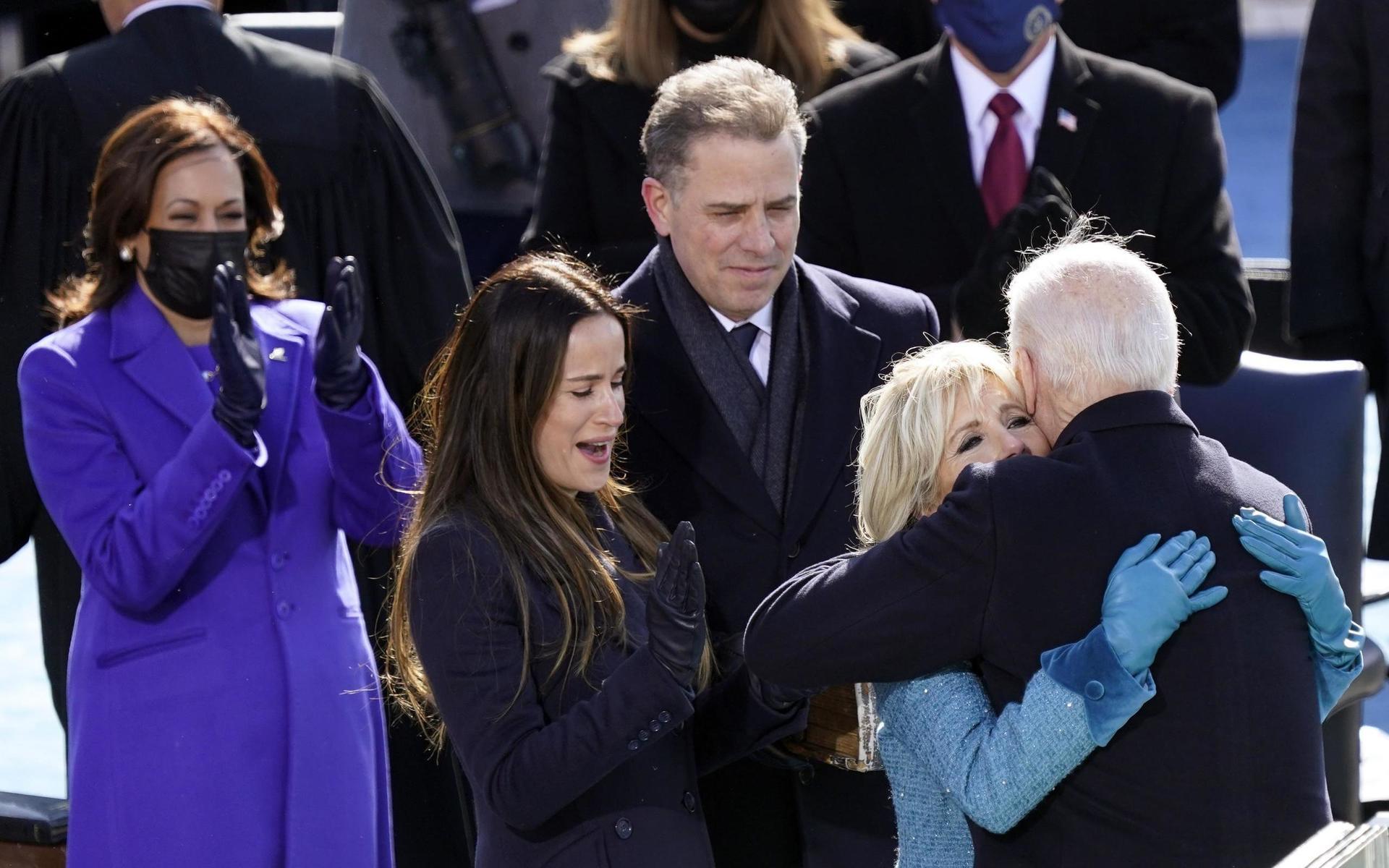 President Joe Biden kramar första damen Jill Biden.