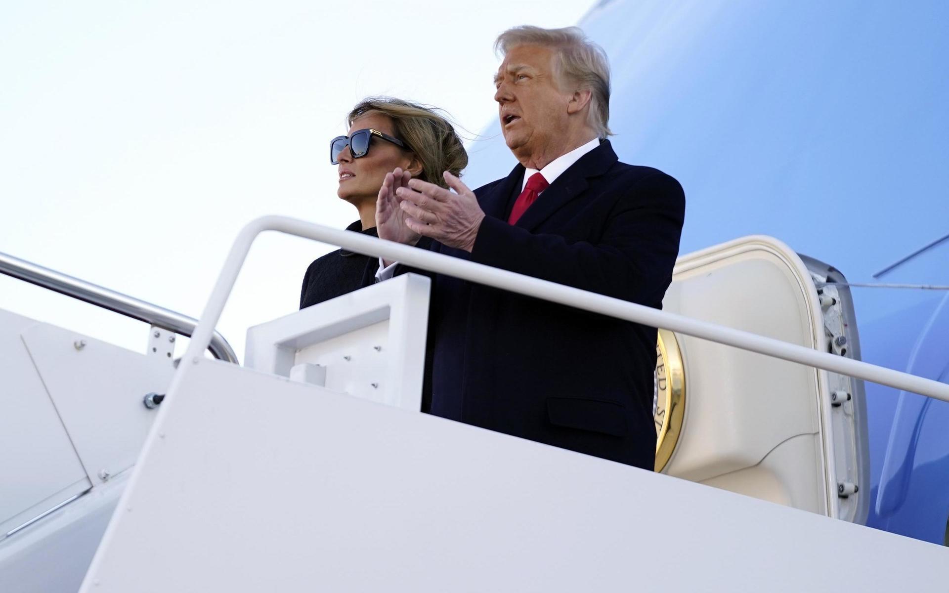 Ett sista farväl. President Donald Trump och första damen Melania Trump bordar Air force one för sista gången innan de lyfter mot Florida.