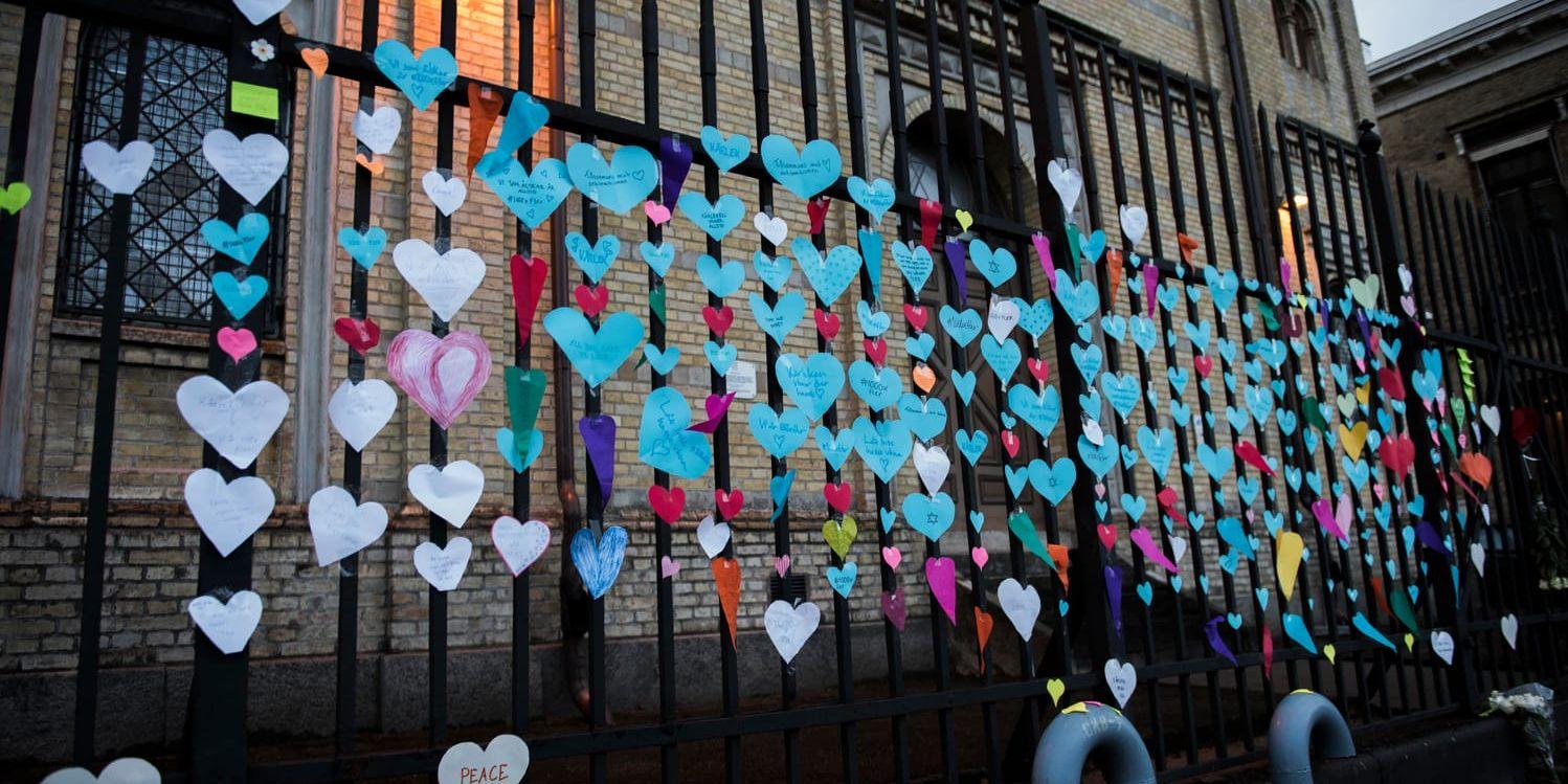 Synagogan i Göteborg kärleksbombas efter lördagskvällens attack. Blommor och pappershjärtan sattes upp på grindarna till byggnaden.