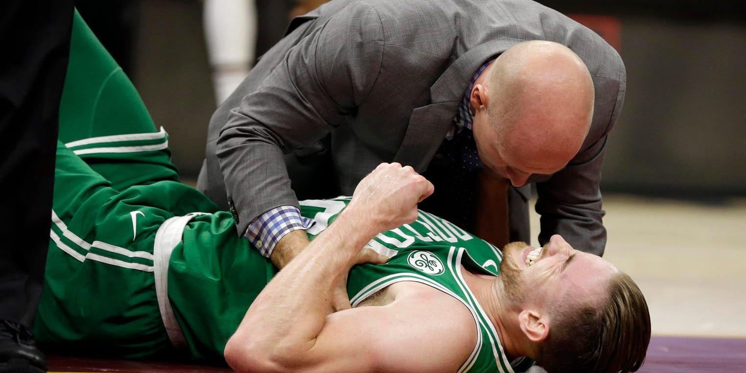 Bostons Celtics Gordon Hayward grimaserar av smärta efter olyckan.