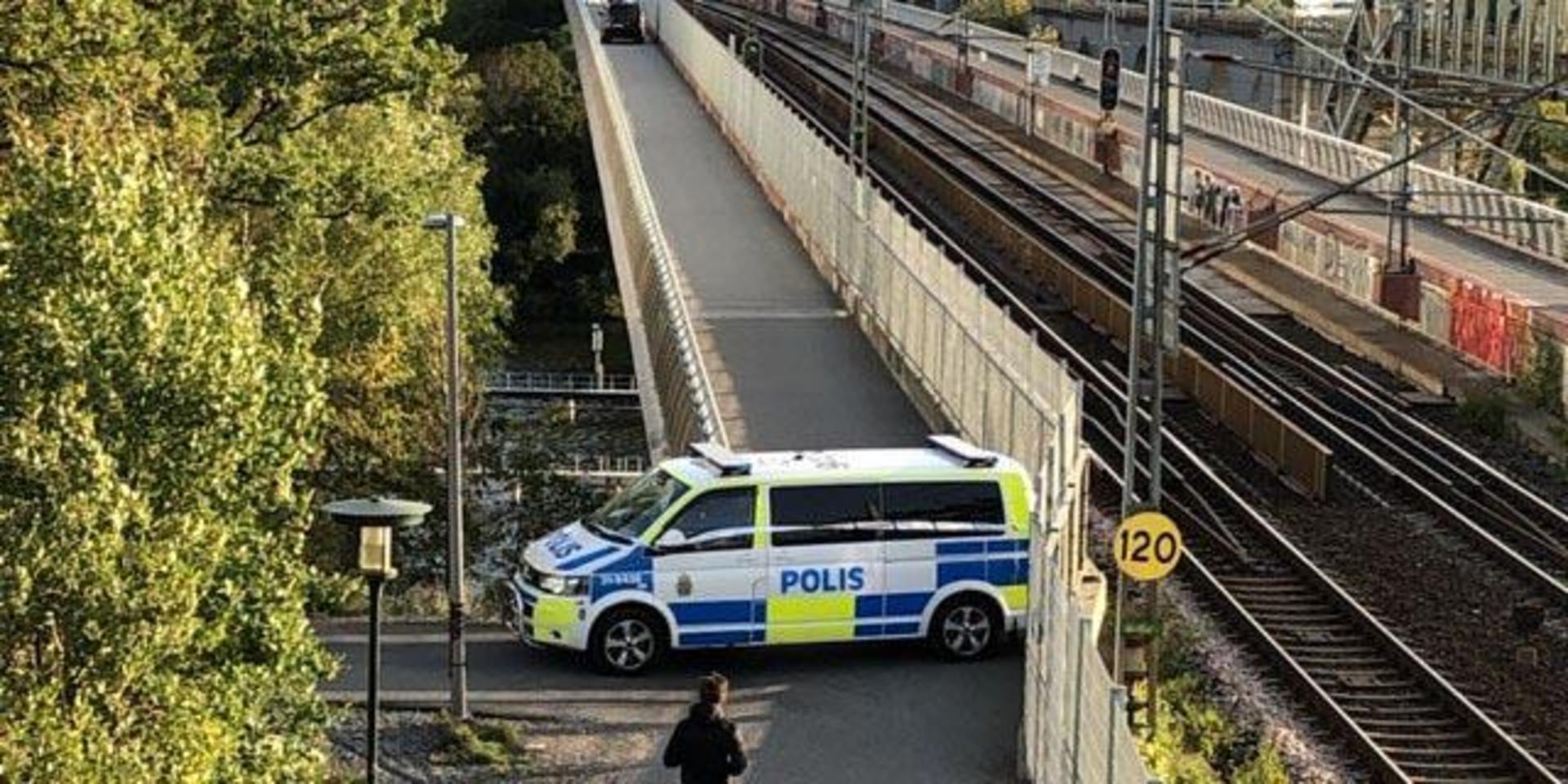 En man hittades död på Årstabron i Stockholm.