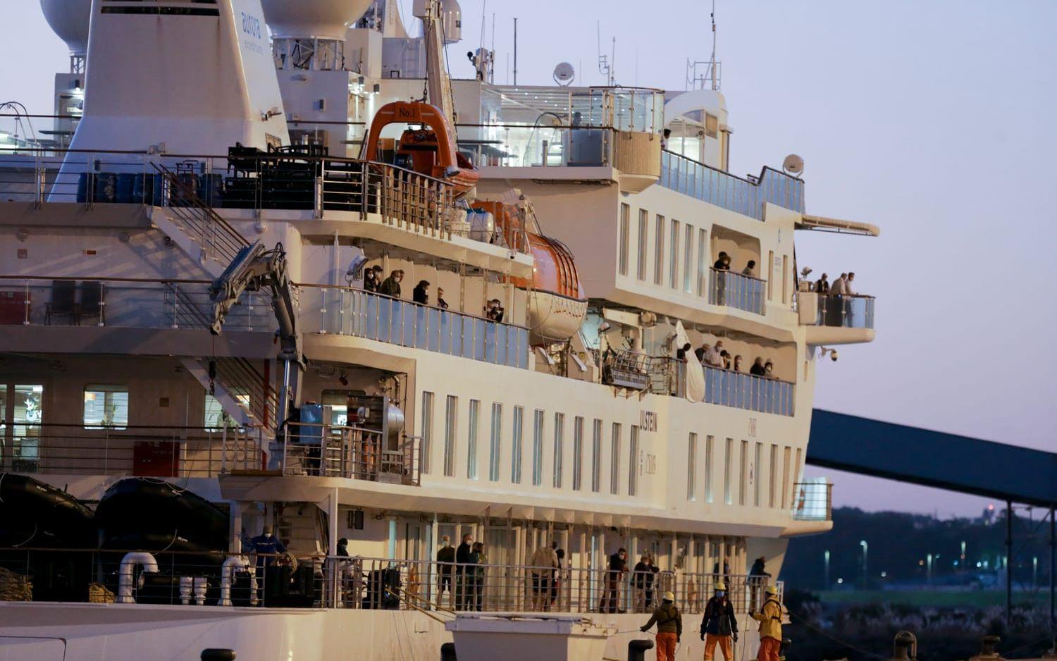 Kryssningsfartyget med minst 128 virusdrabbade ombord lägger till i hamnen i Montevideo. 