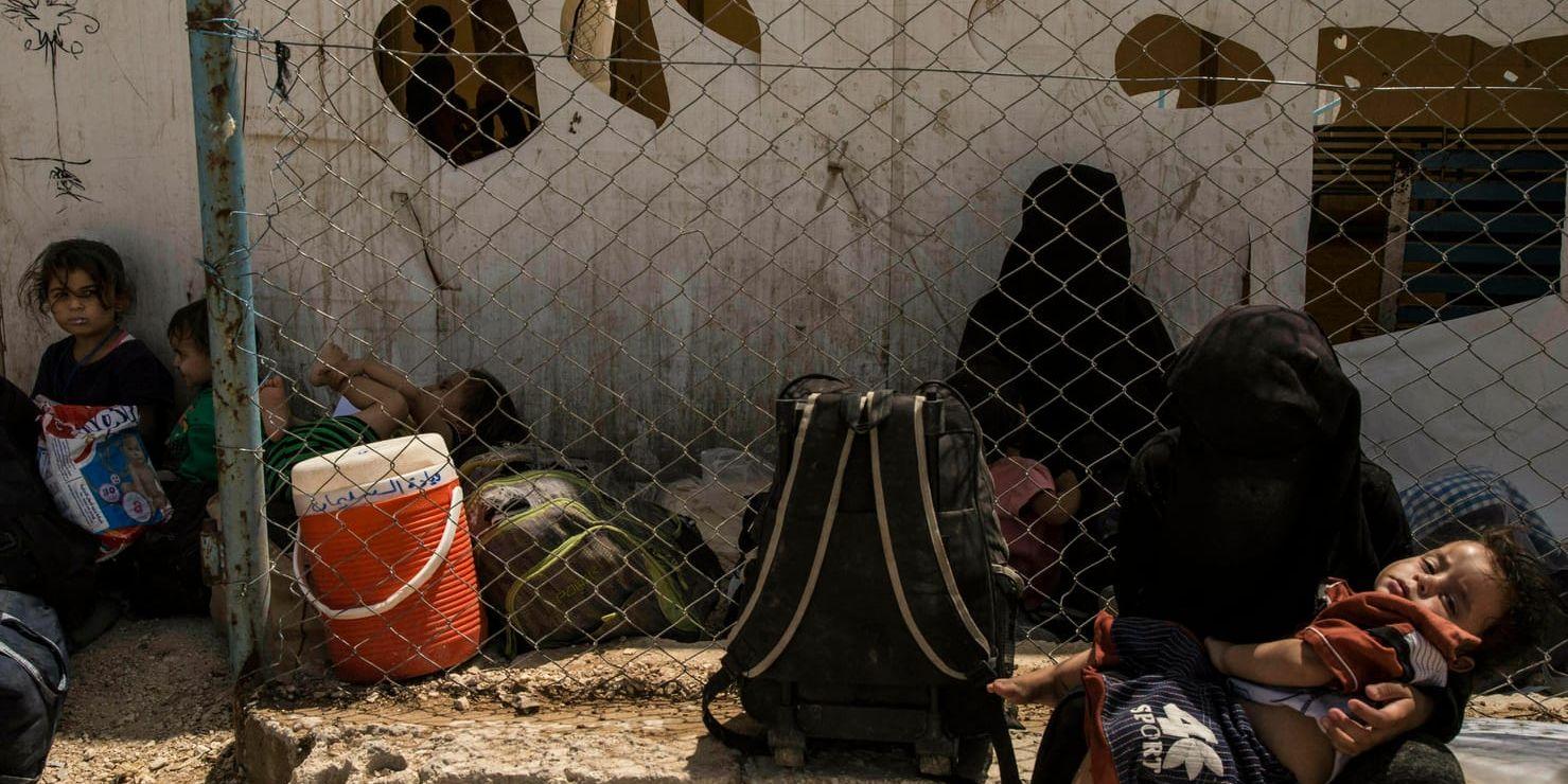 Kvinnor och barn som är släktingar till IS-stridande i flyktinglägret al-Hol i Syrien. Arkivbild.