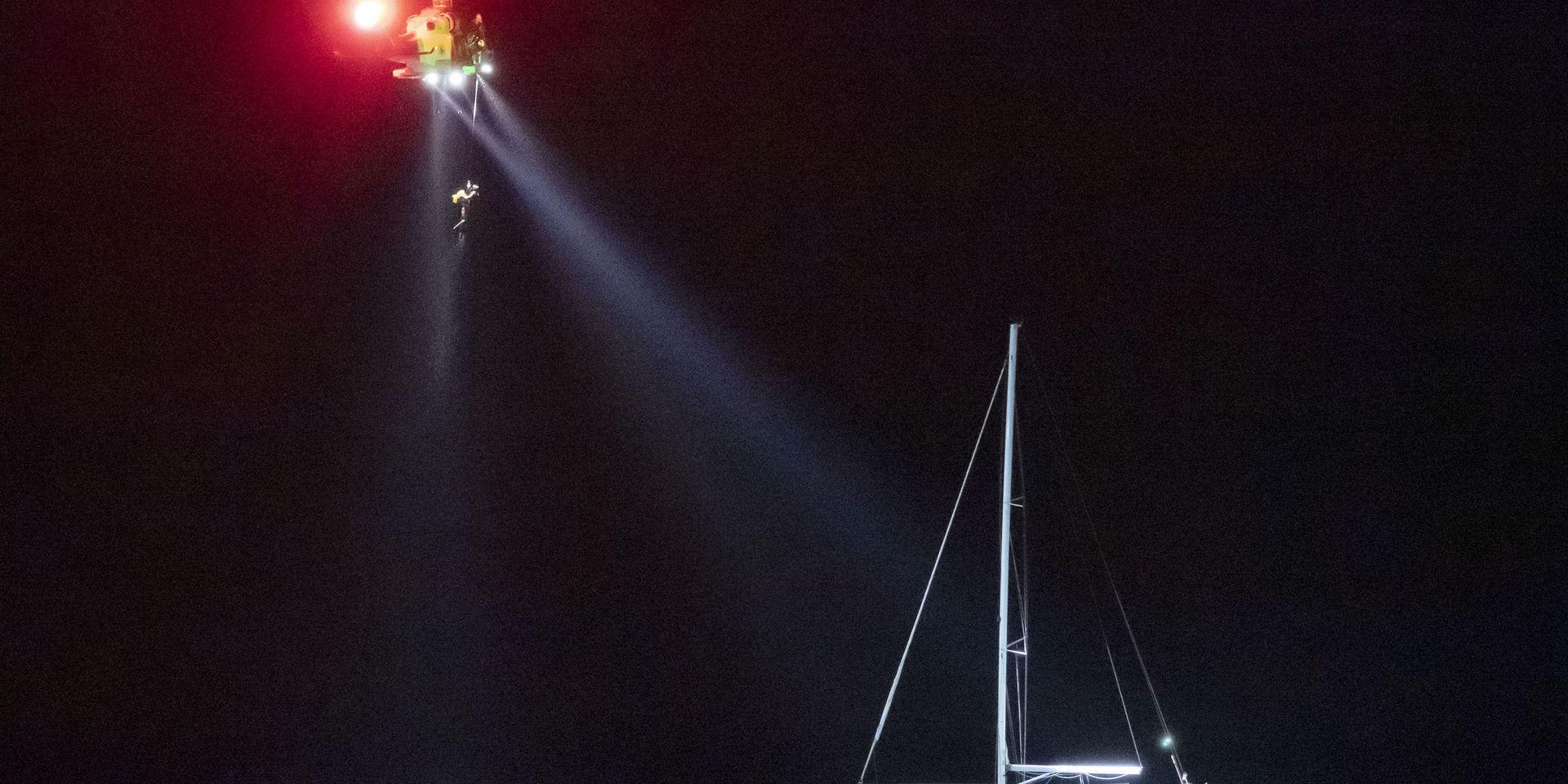 Sjöräddningens helikopter vinschar upp en person vid den grundstötta segelbåten vid Falsterbo fyr på tisdagskvällen.