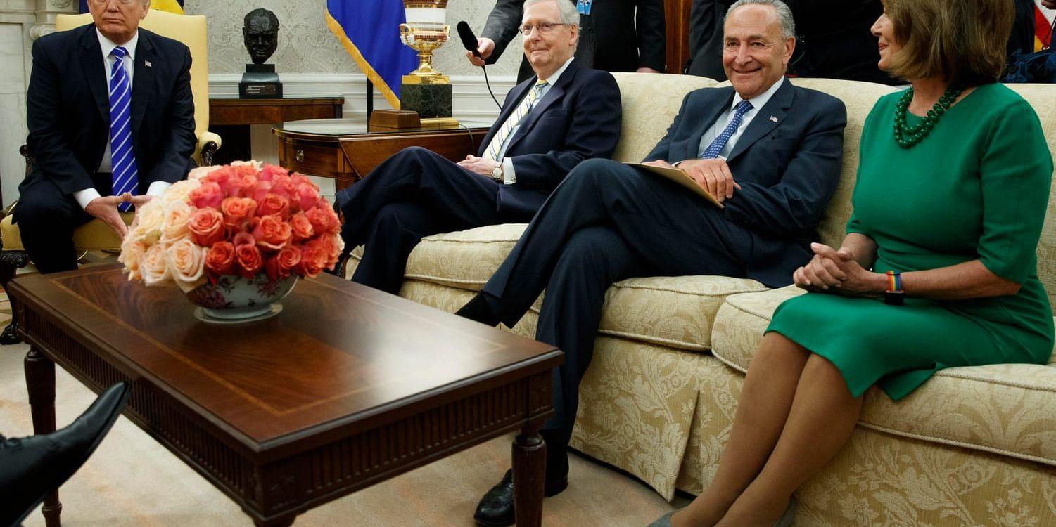 President Donald Trump under ett möte med kongressledare från båda partierna i onsdags. I soffan syns republikanen Mitch McConnell tillsammans med demokraterna Chuck Schumer och Nancy Pelosi.