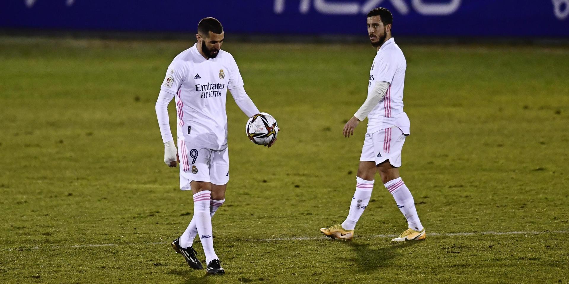 Karim Benzema, med bollen, och Eden Hazard deppar efter Real Madrids chockförlust mot Alcoyano i Copa del Rey.