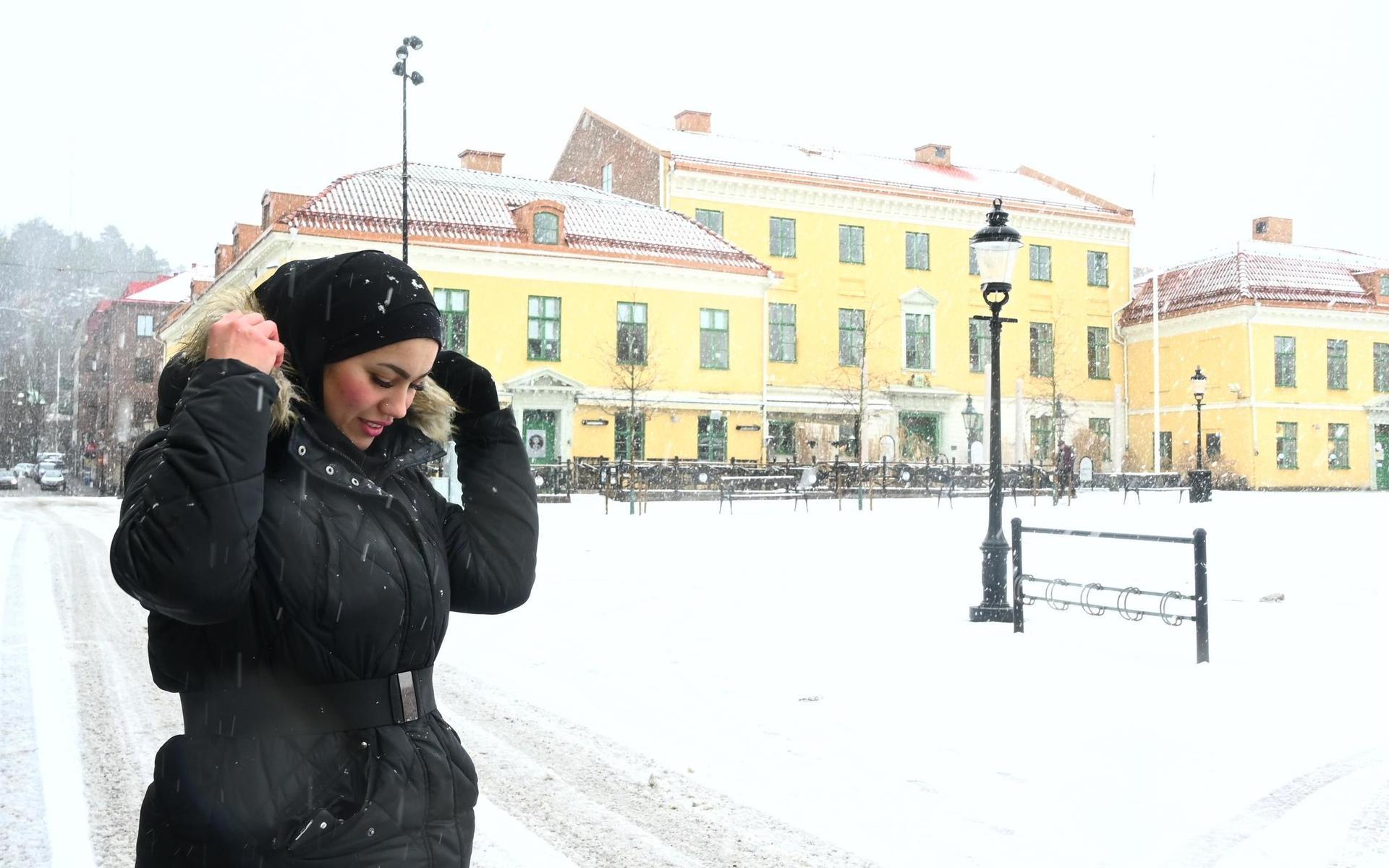 Vid torget i Uddevalla går Nariman Amayri med sin syster. ”Jag har gått ända från Dalaberg, det är inte så kallt och jag tycker vädret är fint. Det är inte så konstigt att det snöar, igår var det kallt och efter det är det naturligt med snö”