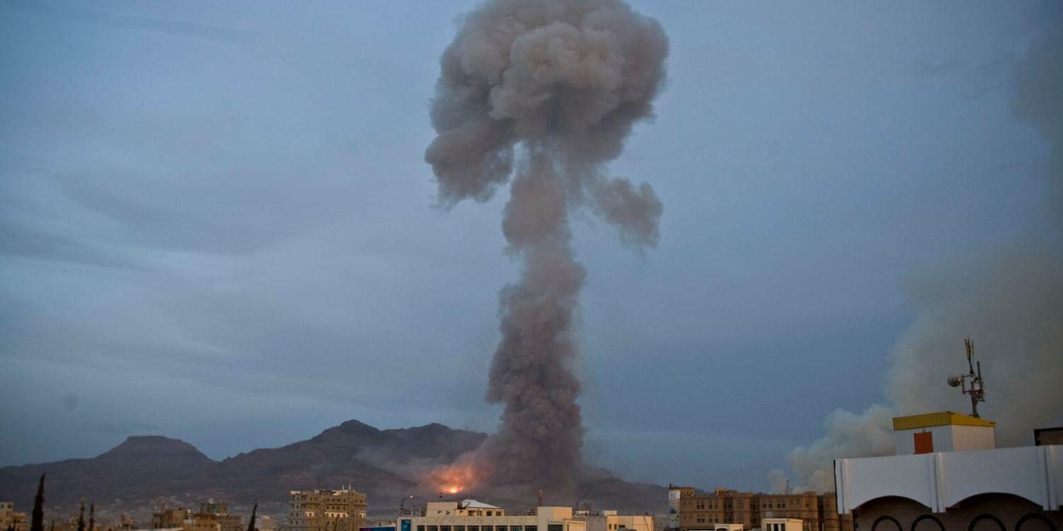 Rök stiger mot himlen efter att den saudiskledda koalitionen genomfört en flygräd i Jemens huvudstad Sanaa. Koalitionens luftangrepp ligger bakom 67 procent – motsvarande 8 000 människor – av alla civila dödsfall i konflikten. Arkivbild.