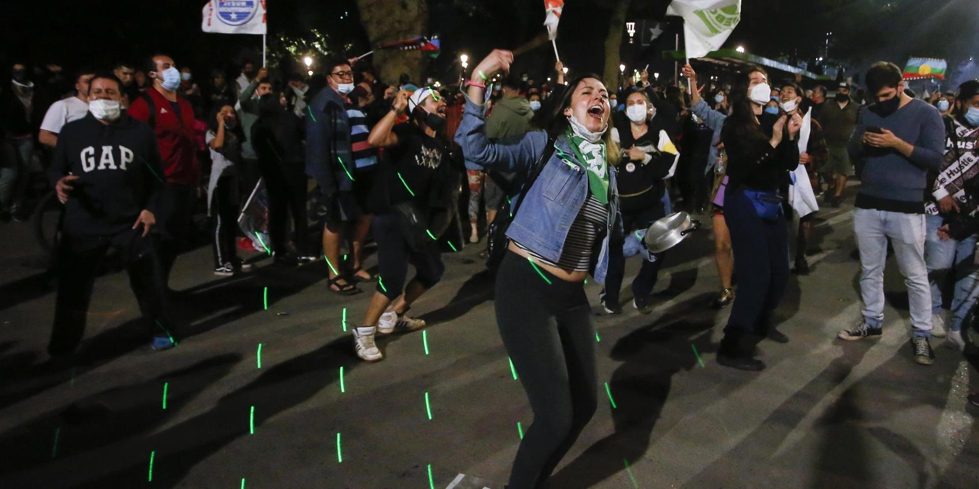 Chilenare firar på gatorna i Santiago.