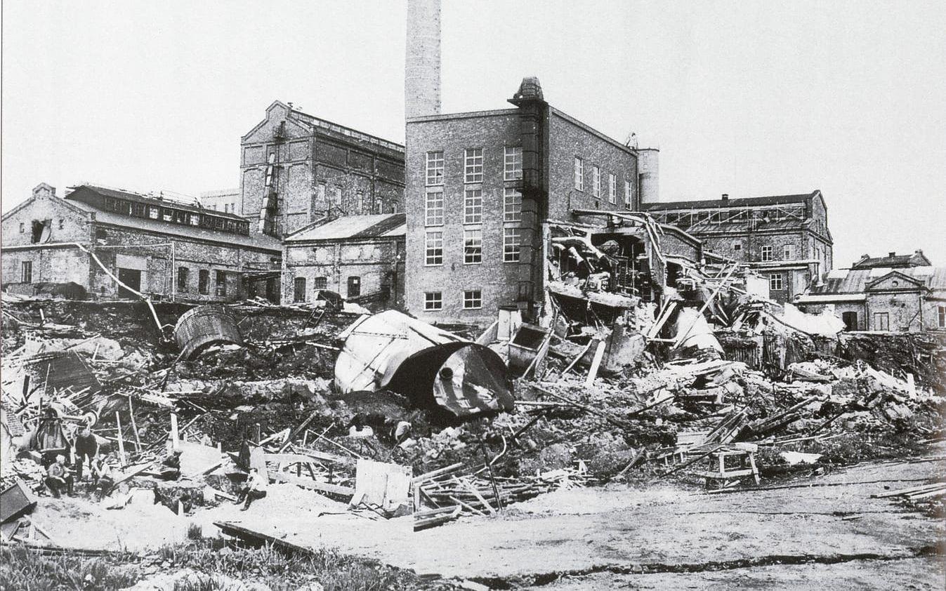 7 juni 1957 rasade stora delar av fabriken ner i älven, vissa byggnader stod dock kvar.