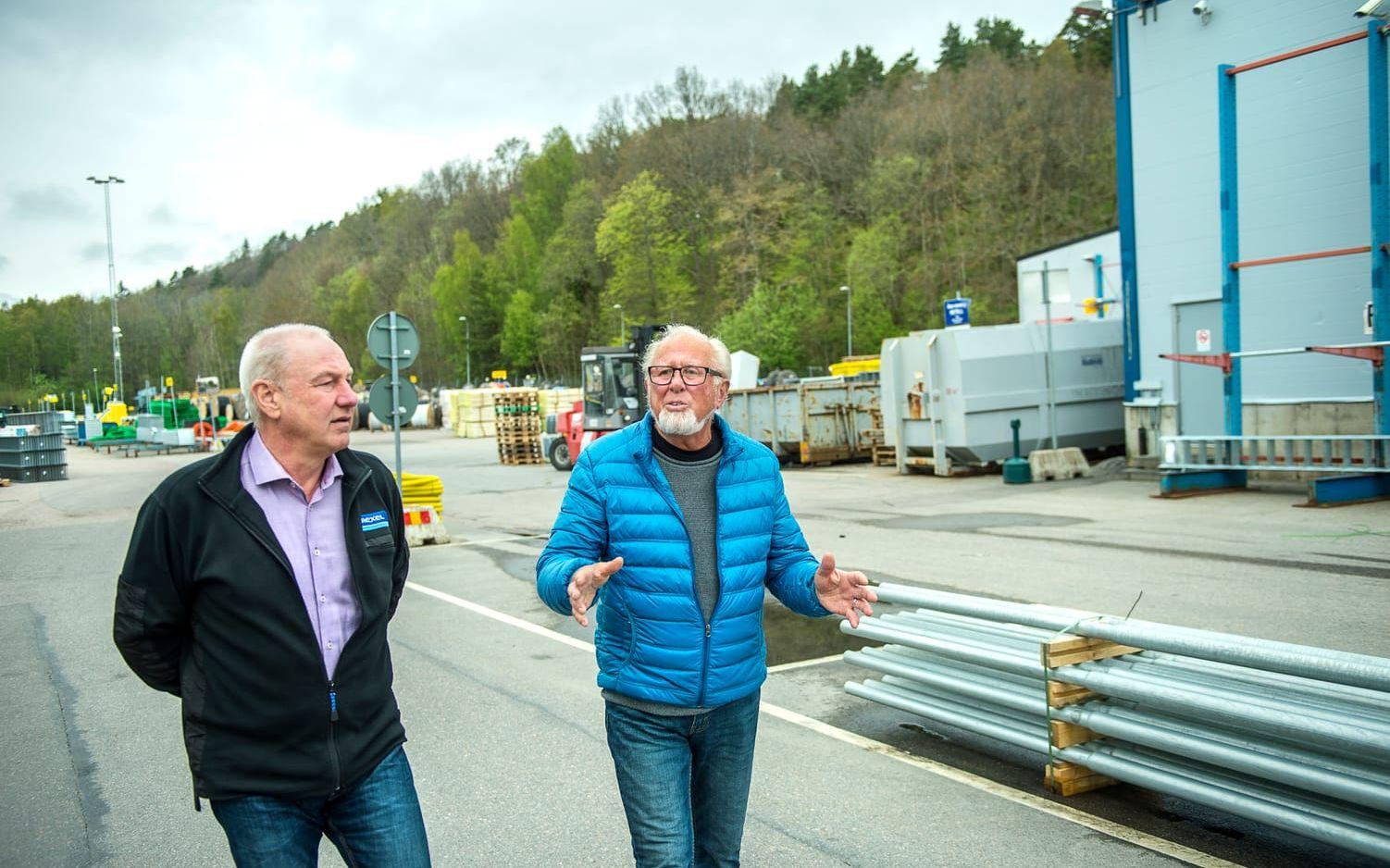 Göran Sjögren tar en promenad runt området tillsammans med Rexels platschef Örjan Johannisson.