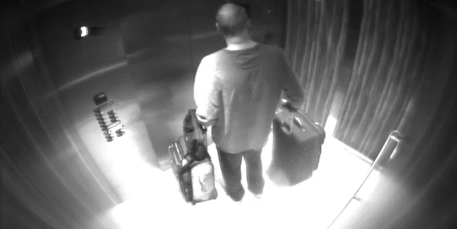 Stephen Paddock med bagage i hissen på hotellet Mandalay Bay. Övervakningsbilden offentliggjordes av hotellägaren efter dådet.