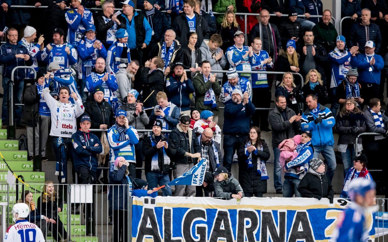 Bild: Sebastian LaMotte. IFK har som vanligt bra stöd av Älgarna på läktarplats.