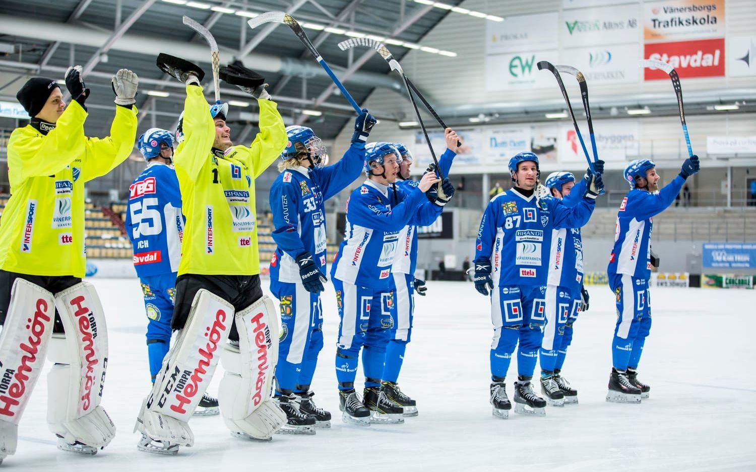 Bild: Sebastian LaMotte. IFK-spelarna tackar publiken efter matchen.
