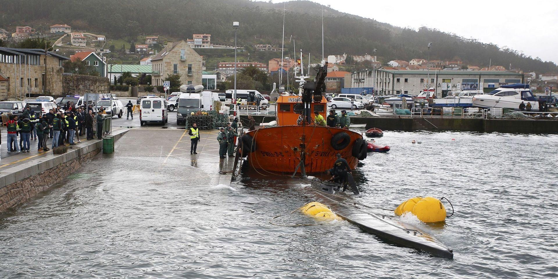 Spansk polis bogserar en ubåt, som försökt smuggla knark in i landet, till hamnen i Aldan i nordvästra Spanien. Tillslaget gjordes i november. Arkivbild.