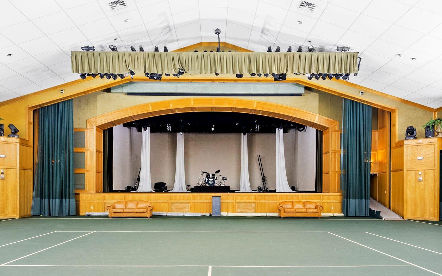 I tennishallen finns en stor scen där artister som Hall & Oates, The Doobie Brothers, och KC and The Sunshine Band uppträtt på fester.