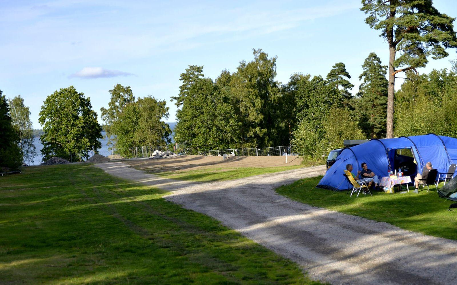 På höjden på västra sidan av campingen förbereds nya platser gör hus- och villavagnar, med utsikt över Vänern.