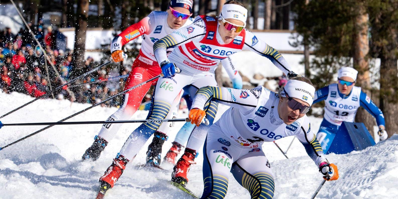 Längdstjärnan Stina Nilsson (tvåa på bilden) jagar totalsegern i sprintcupen. Arkivbild.
