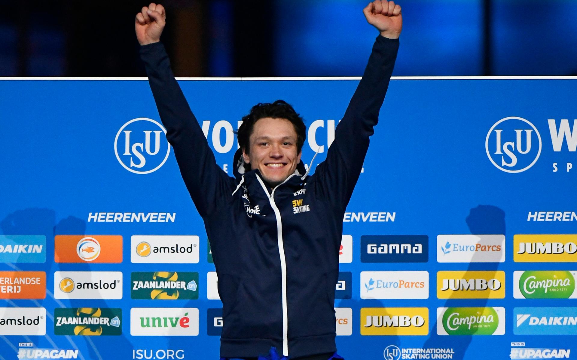 Nils van der Poel jublar på prispallen efter att han vunnit 5000 meter i världscupavslutningen. 