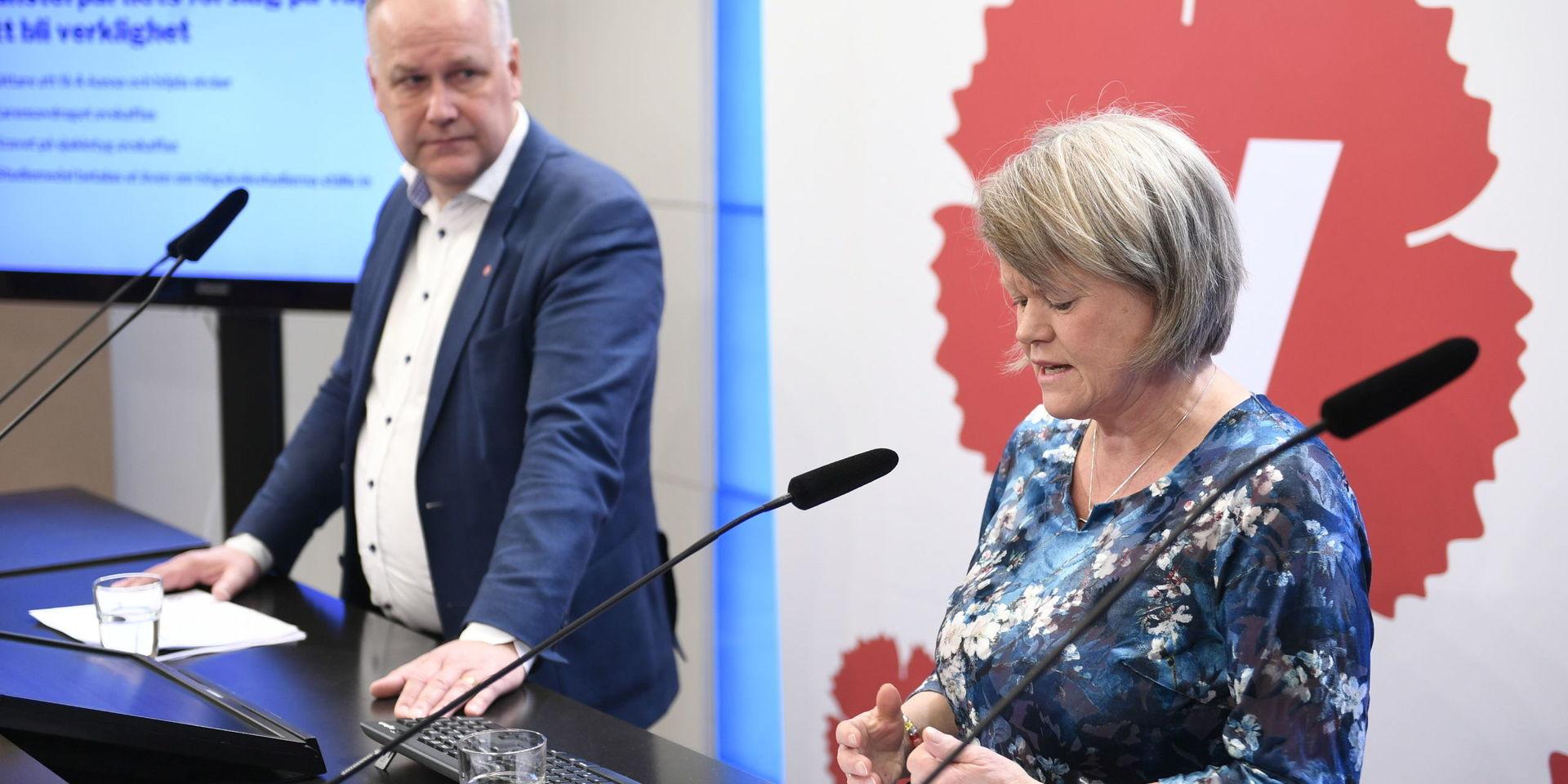 Vänsterpartiet partiledare Jonas Sjöstedt (V) och Ulla Andersson, ekonomiskpolitisk talesperson, på en pressträff.