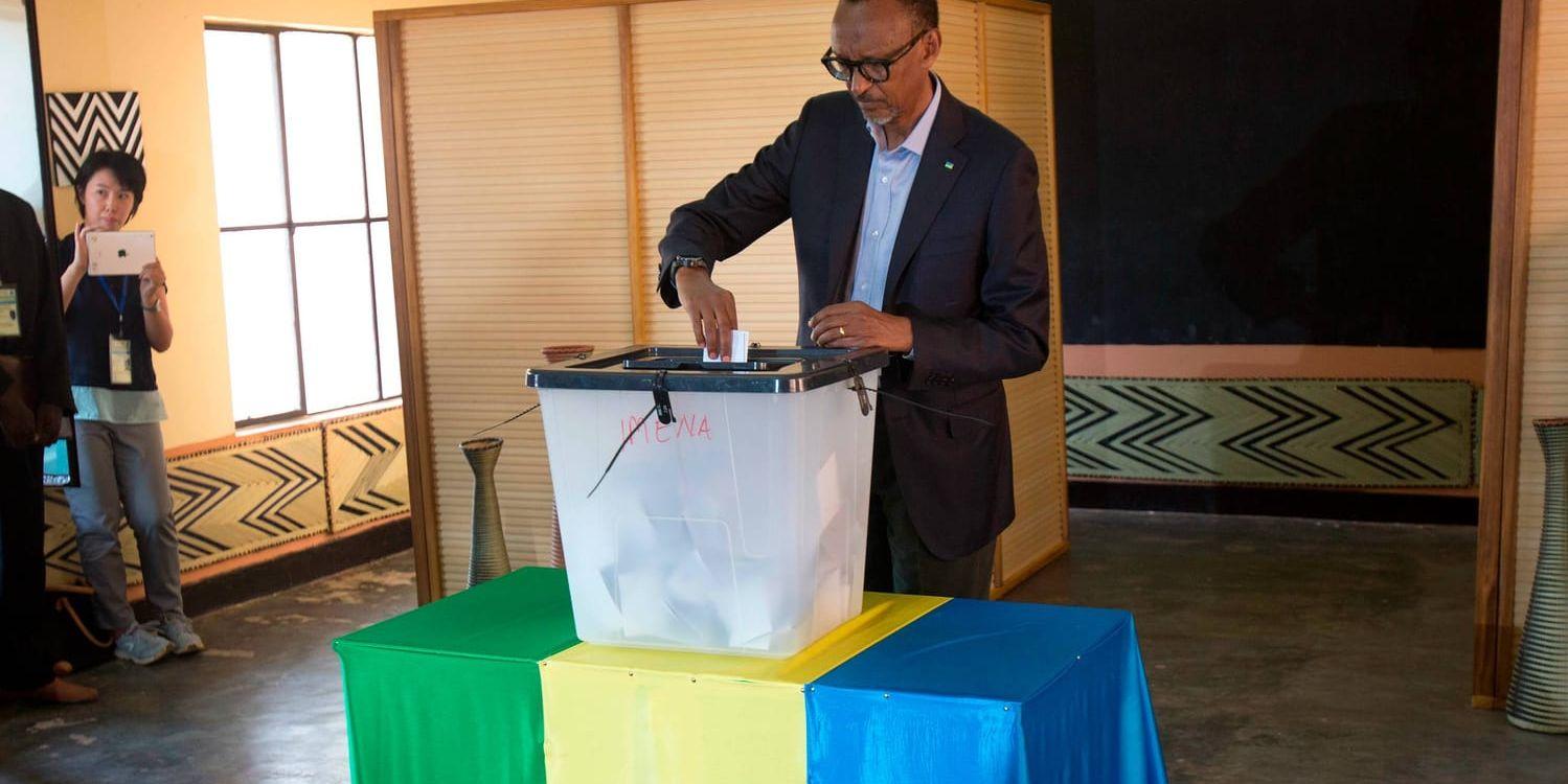 Paul Kagame lägger sin röst.