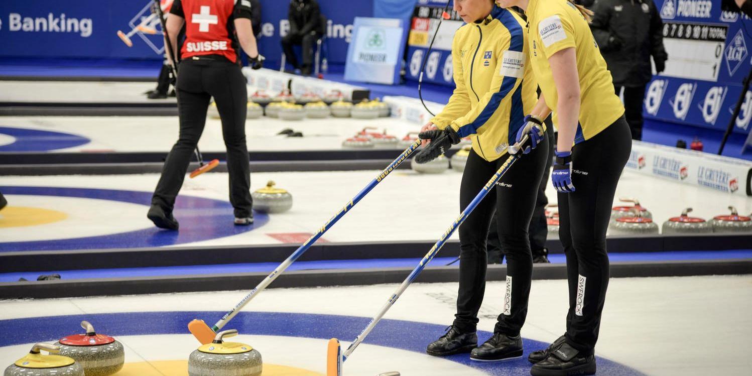 Den svenska skippern Anna Hasselborg och trean Sara McManus under Sveriges match mot Japan i grundserien av curling-VM i danska Silkeborg.